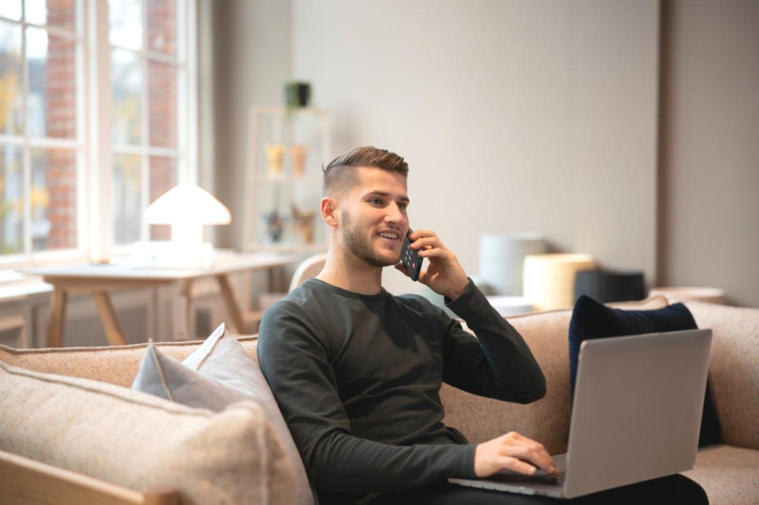 Moderner Arbeitsplatz mit Finanzanalysen und Teamarbeit